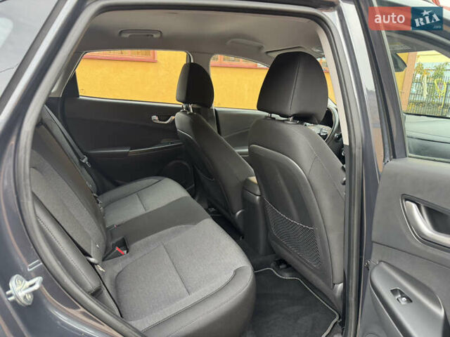 Серый Хендай Kona Electric, объемом двигателя 0 л и пробегом 112 тыс. км за 18499 $, фото 30 на Automoto.ua