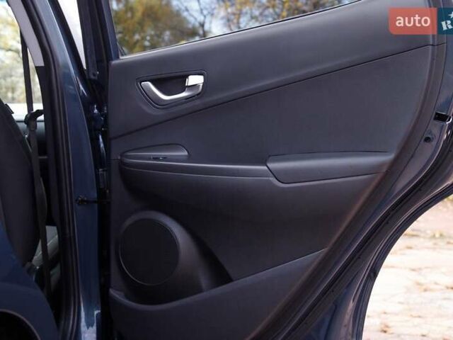 Серый Хендай Kona Electric, объемом двигателя 0 л и пробегом 46 тыс. км за 17950 $, фото 61 на Automoto.ua