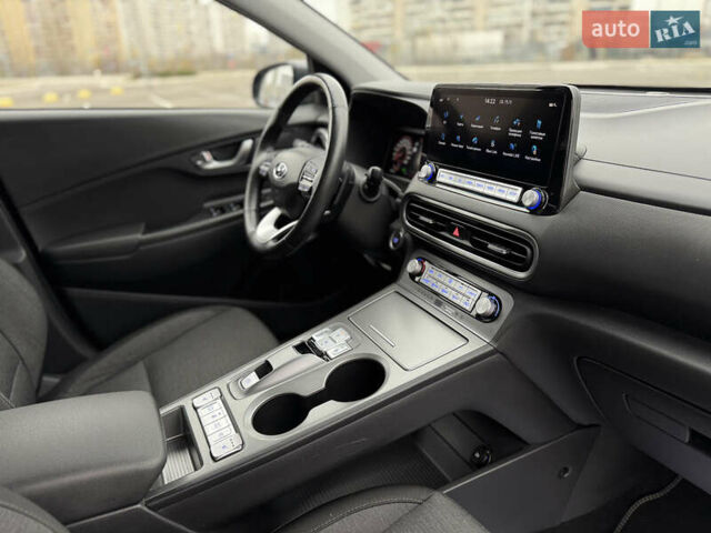 Серый Хендай Kona Electric, объемом двигателя 0 л и пробегом 50 тыс. км за 18500 $, фото 37 на Automoto.ua