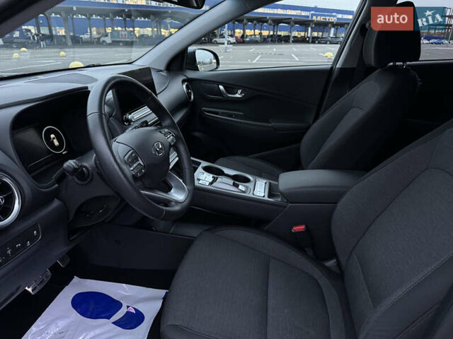 Сірий Хендай Kona Electric, об'ємом двигуна 0 л та пробігом 55 тис. км за 18500 $, фото 27 на Automoto.ua