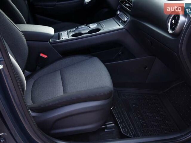 Серый Хендай Kona Electric, объемом двигателя 0 л и пробегом 46 тыс. км за 17950 $, фото 58 на Automoto.ua