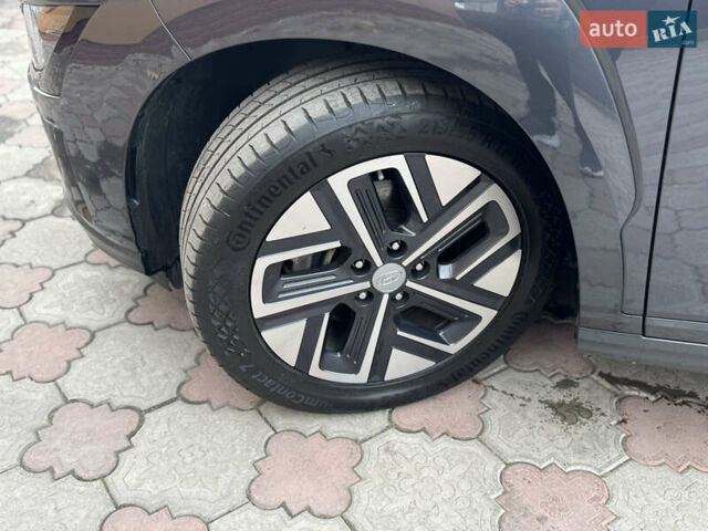 Серый Хендай Kona Electric, объемом двигателя 0 л и пробегом 112 тыс. км за 18499 $, фото 54 на Automoto.ua