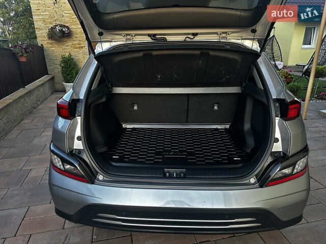 Серый Хендай Kona Electric, объемом двигателя 0 л и пробегом 55 тыс. км за 23500 $, фото 22 на Automoto.ua