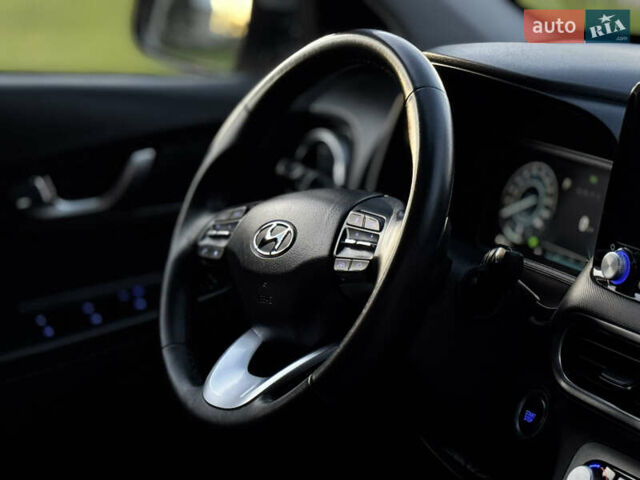 Серый Хендай Kona Electric, объемом двигателя 0 л и пробегом 80 тыс. км за 20700 $, фото 63 на Automoto.ua