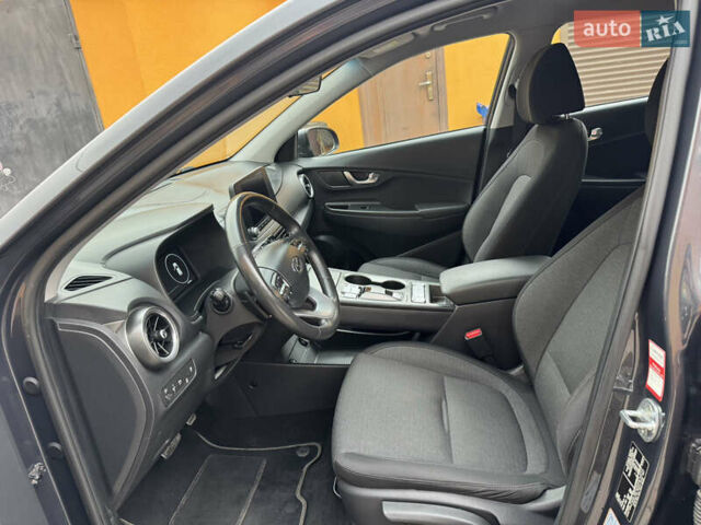 Сірий Хендай Kona Electric, об'ємом двигуна 0 л та пробігом 112 тис. км за 18999 $, фото 13 на Automoto.ua