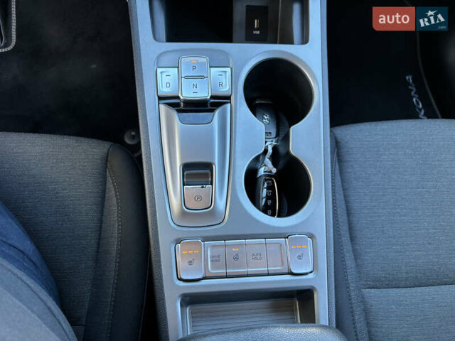 Сірий Хендай Kona Electric, об'ємом двигуна 0 л та пробігом 106 тис. км за 18650 $, фото 32 на Automoto.ua