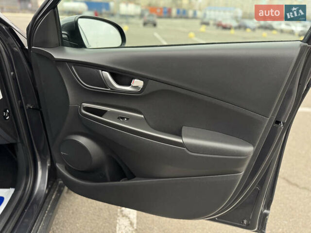 Серый Хендай Kona Electric, объемом двигателя 0 л и пробегом 50 тыс. км за 18500 $, фото 46 на Automoto.ua