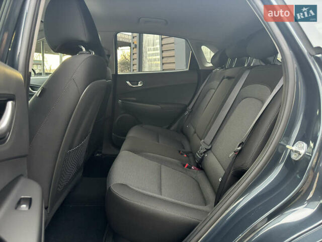 Сірий Хендай Kona Electric, об'ємом двигуна 0 л та пробігом 48 тис. км за 17500 $, фото 39 на Automoto.ua