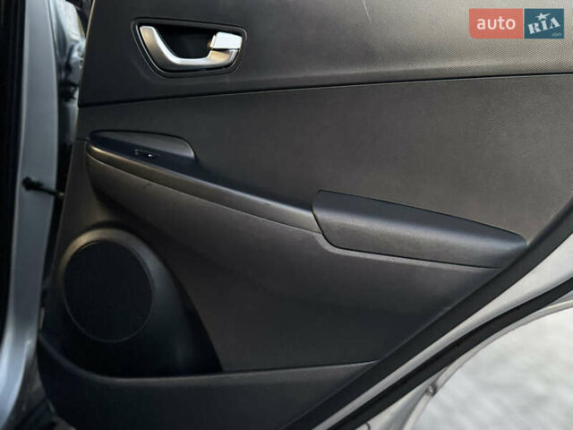 Серый Хендай Kona Electric, объемом двигателя 0 л и пробегом 80 тыс. км за 20700 $, фото 73 на Automoto.ua