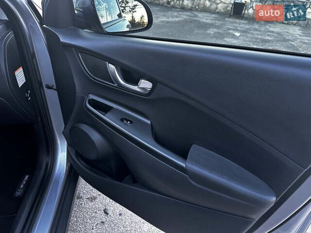 Серый Хендай Kona Electric, объемом двигателя 0 л и пробегом 55 тыс. км за 22000 $, фото 27 на Automoto.ua