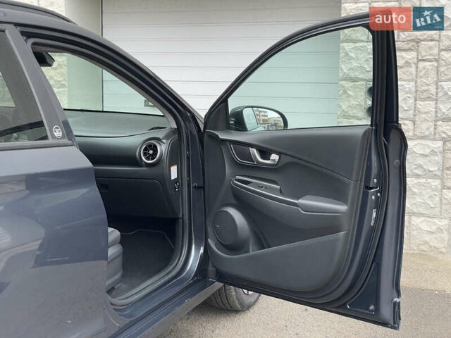 Серый Хендай Kona Electric, объемом двигателя 0 л и пробегом 57 тыс. км за 16790 $, фото 19 на Automoto.ua