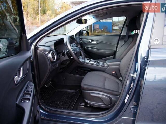 Серый Хендай Kona Electric, объемом двигателя 0 л и пробегом 46 тыс. км за 17950 $, фото 50 на Automoto.ua