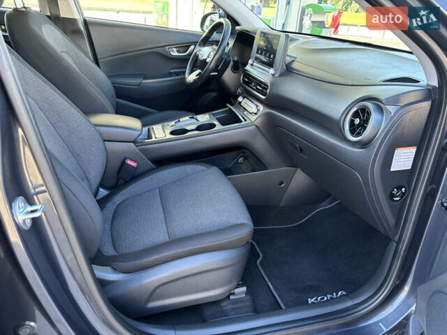 Сірий Хендай Kona Electric, об'ємом двигуна 0 л та пробігом 106 тис. км за 18650 $, фото 53 на Automoto.ua