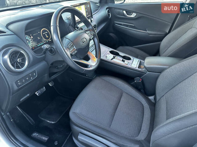 Серый Хендай Kona Electric, объемом двигателя 0 л и пробегом 55 тыс. км за 22000 $, фото 21 на Automoto.ua