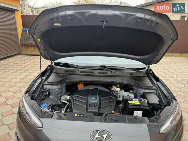 Серый Хендай Kona Electric, объемом двигателя 0 л и пробегом 112 тыс. км за 18999 $, фото 34 на Automoto.ua