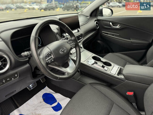 Серый Хендай Kona Electric, объемом двигателя 0 л и пробегом 50 тыс. км за 18500 $, фото 31 на Automoto.ua