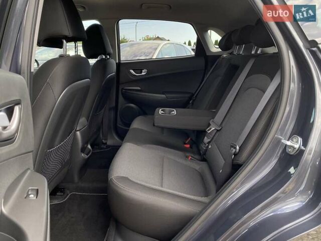 Серый Хендай Kona Electric, объемом двигателя 0 л и пробегом 115 тыс. км за 20600 $, фото 63 на Automoto.ua