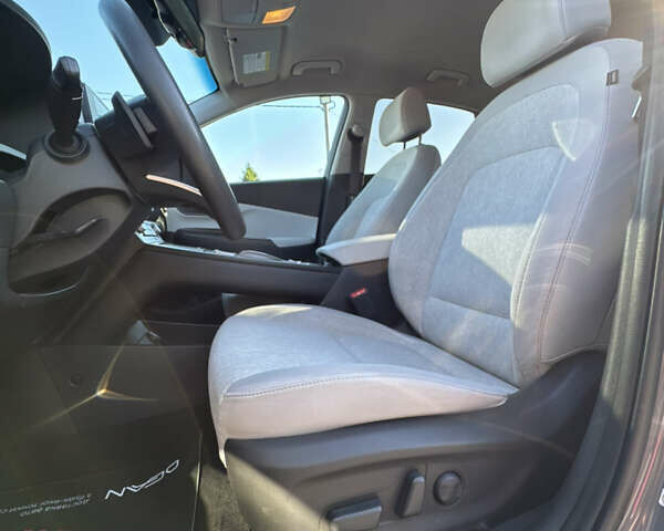 Серый Хендай Kona Electric, объемом двигателя 0 л и пробегом 66 тыс. км за 21500 $, фото 26 на Automoto.ua