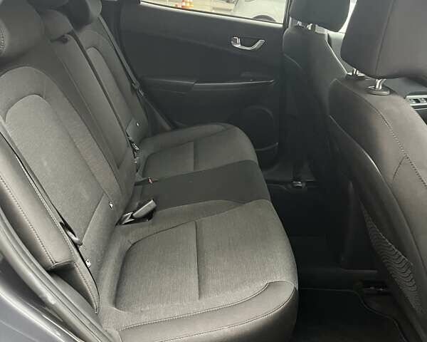 Серый Хендай Kona Electric, объемом двигателя 0 л и пробегом 20 тыс. км за 17500 $, фото 12 на Automoto.ua