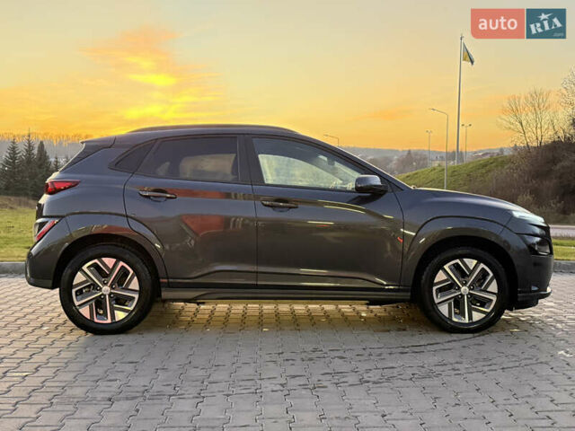 Серый Хендай Kona Electric, объемом двигателя 0 л и пробегом 36 тыс. км за 16999 $, фото 8 на Automoto.ua