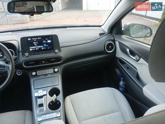 Серый Хендай Kona Electric, объемом двигателя 0 л и пробегом 76 тыс. км за 16000 $, фото 7 на Automoto.ua