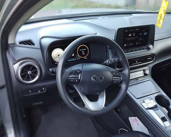 Серый Хендай Kona Electric, объемом двигателя 0 л и пробегом 71 тыс. км за 18500 $, фото 10 на Automoto.ua