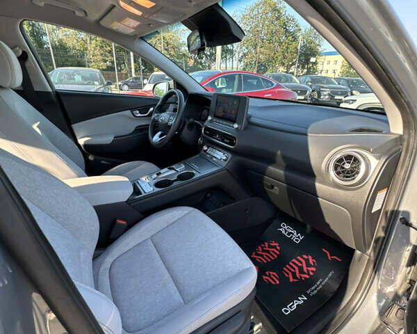 Серый Хендай Kona Electric, объемом двигателя 0 л и пробегом 66 тыс. км за 21500 $, фото 11 на Automoto.ua