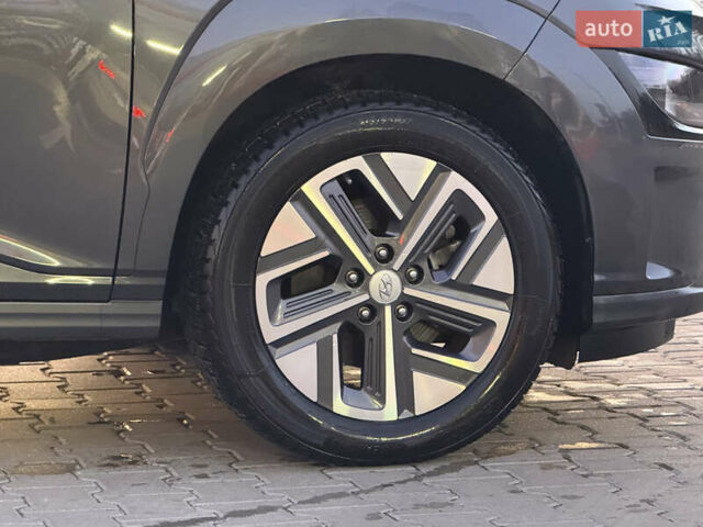 Серый Хендай Kona Electric, объемом двигателя 0 л и пробегом 36 тыс. км за 16999 $, фото 10 на Automoto.ua