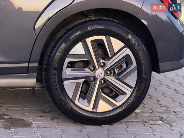 Серый Хендай Kona Electric, объемом двигателя 0 л и пробегом 36 тыс. км за 16999 $, фото 13 на Automoto.ua