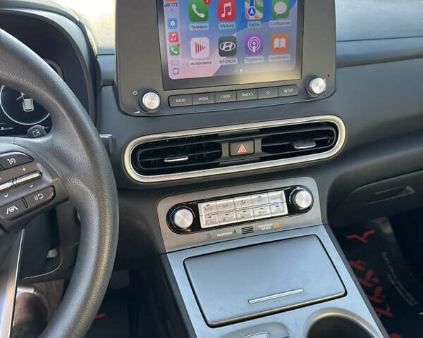 Серый Хендай Kona Electric, объемом двигателя 0 л и пробегом 66 тыс. км за 21500 $, фото 7 на Automoto.ua