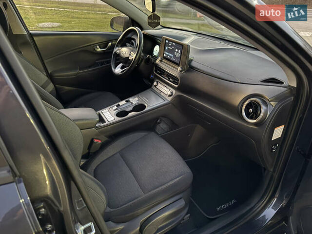 Серый Хендай Kona Electric, объемом двигателя 0 л и пробегом 36 тыс. км за 16999 $, фото 27 на Automoto.ua