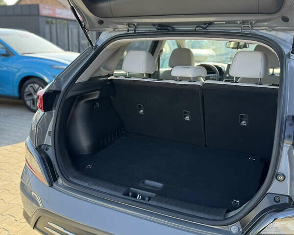 Серый Хендай Kona Electric, объемом двигателя 0 л и пробегом 66 тыс. км за 21500 $, фото 4 на Automoto.ua