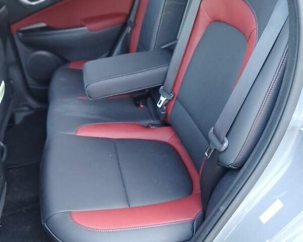 Серый Хендай Kona Electric, объемом двигателя 0 л и пробегом 71 тыс. км за 18500 $, фото 15 на Automoto.ua