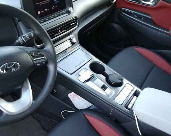 Серый Хендай Kona Electric, объемом двигателя 0 л и пробегом 71 тыс. км за 18500 $, фото 11 на Automoto.ua