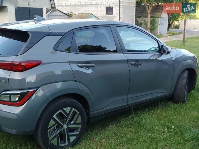 Серый Хендай Kona Electric, объемом двигателя 0 л и пробегом 71 тыс. км за 18500 $, фото 6 на Automoto.ua