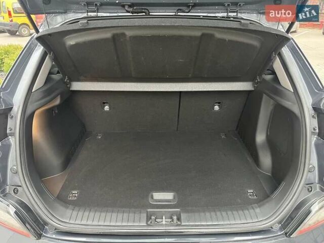 Серый Хендай Kona Electric, объемом двигателя 0 л и пробегом 20 тыс. км за 17500 $, фото 13 на Automoto.ua