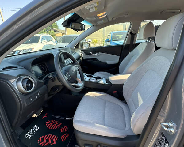 Серый Хендай Kona Electric, объемом двигателя 0 л и пробегом 66 тыс. км за 21500 $, фото 9 на Automoto.ua