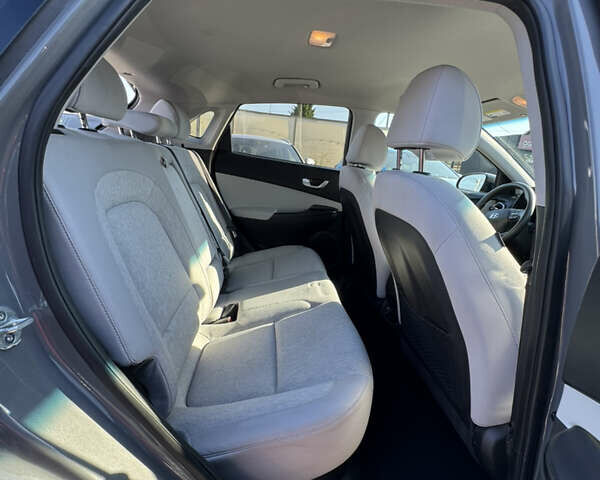 Серый Хендай Kona Electric, объемом двигателя 0 л и пробегом 66 тыс. км за 21500 $, фото 5 на Automoto.ua