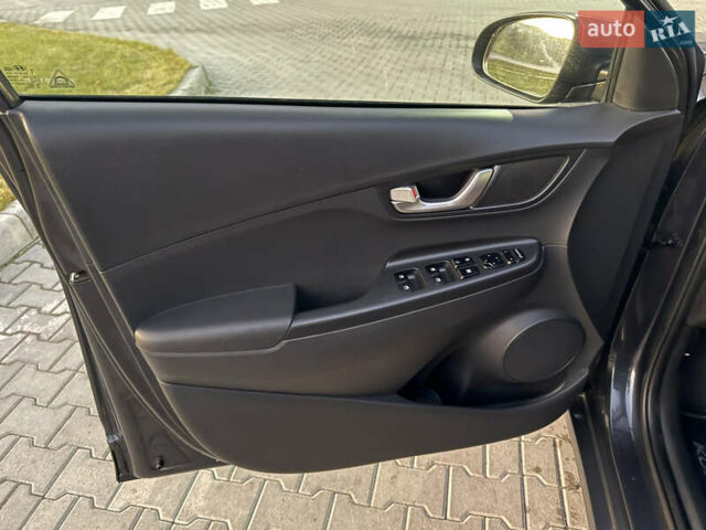 Серый Хендай Kona Electric, объемом двигателя 0 л и пробегом 36 тыс. км за 16999 $, фото 15 на Automoto.ua