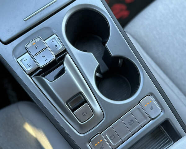 Серый Хендай Kona Electric, объемом двигателя 0 л и пробегом 66 тыс. км за 21500 $, фото 18 на Automoto.ua