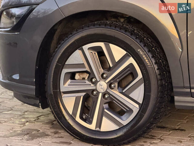 Серый Хендай Kona Electric, объемом двигателя 0 л и пробегом 36 тыс. км за 16999 $, фото 12 на Automoto.ua