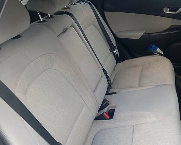 Серый Хендай Kona Electric, объемом двигателя 0 л и пробегом 76 тыс. км за 16000 $, фото 5 на Automoto.ua