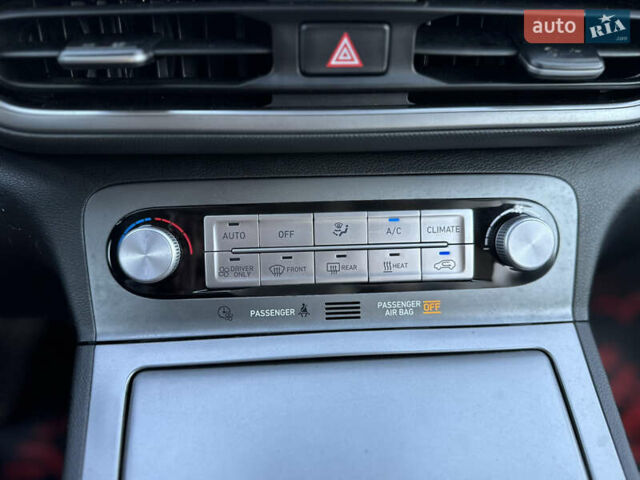 Серый Хендай Kona Electric, объемом двигателя 0 л и пробегом 66 тыс. км за 21500 $, фото 19 на Automoto.ua