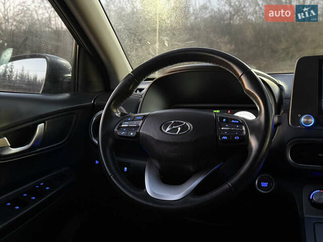 Серый Хендай Kona Electric, объемом двигателя 0 л и пробегом 36 тыс. км за 16999 $, фото 2 на Automoto.ua