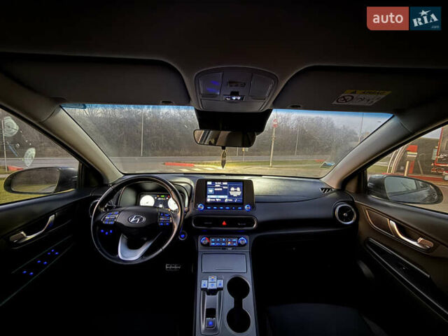 Серый Хендай Kona Electric, объемом двигателя 0 л и пробегом 36 тыс. км за 16999 $, фото 3 на Automoto.ua