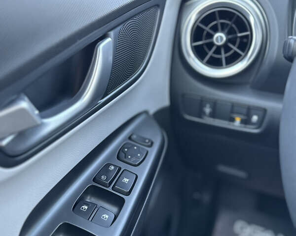 Серый Хендай Kona Electric, объемом двигателя 0 л и пробегом 66 тыс. км за 21500 $, фото 21 на Automoto.ua