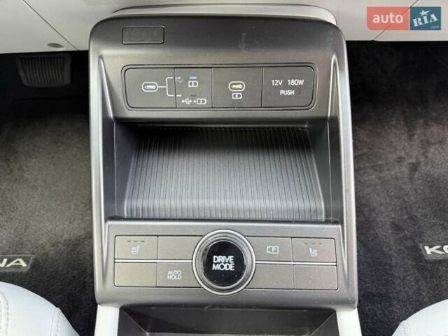 Серый Хендай Kona Electric, объемом двигателя 0 л и пробегом 4 тыс. км за 24999 $, фото 91 на Automoto.ua