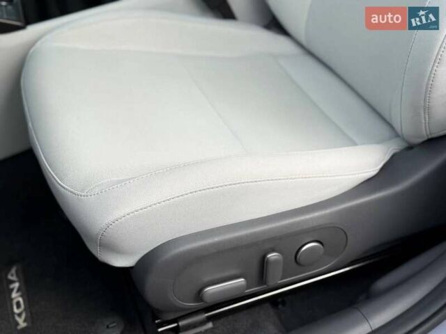 Серый Хендай Kona Electric, объемом двигателя 0 л и пробегом 4 тыс. км за 24999 $, фото 116 на Automoto.ua