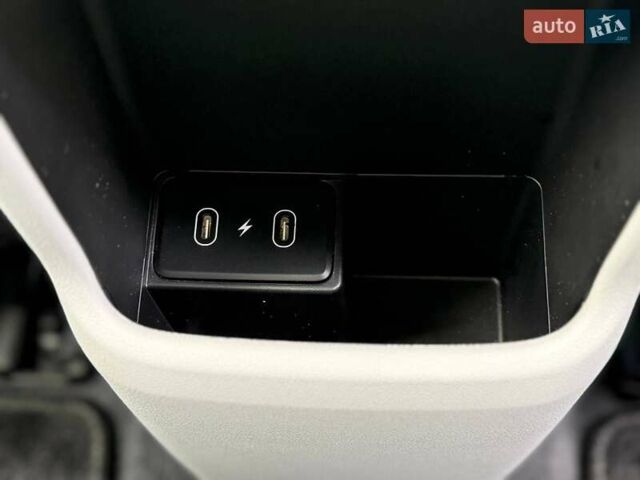 Серый Хендай Kona Electric, объемом двигателя 0 л и пробегом 4 тыс. км за 24999 $, фото 73 на Automoto.ua