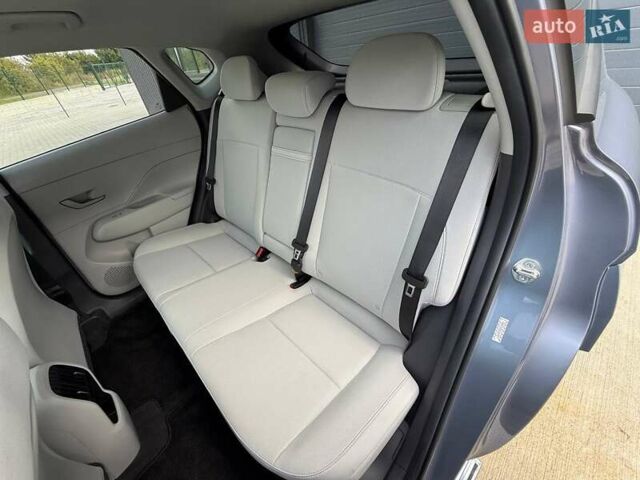 Серый Хендай Kona Electric, объемом двигателя 0 л и пробегом 4 тыс. км за 24999 $, фото 104 на Automoto.ua